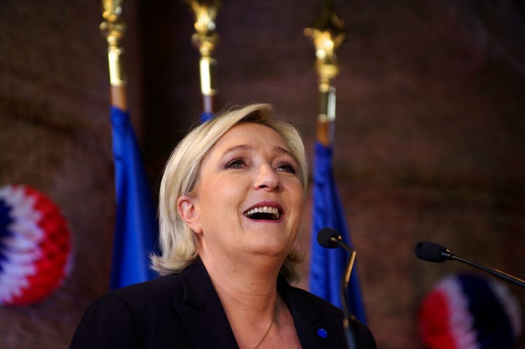 Présidentielle : Marine Le Pen tente de se tailler une image crédible