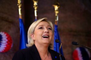 Présidentielle : Marine Le Pen tente de se tailler une image crédible