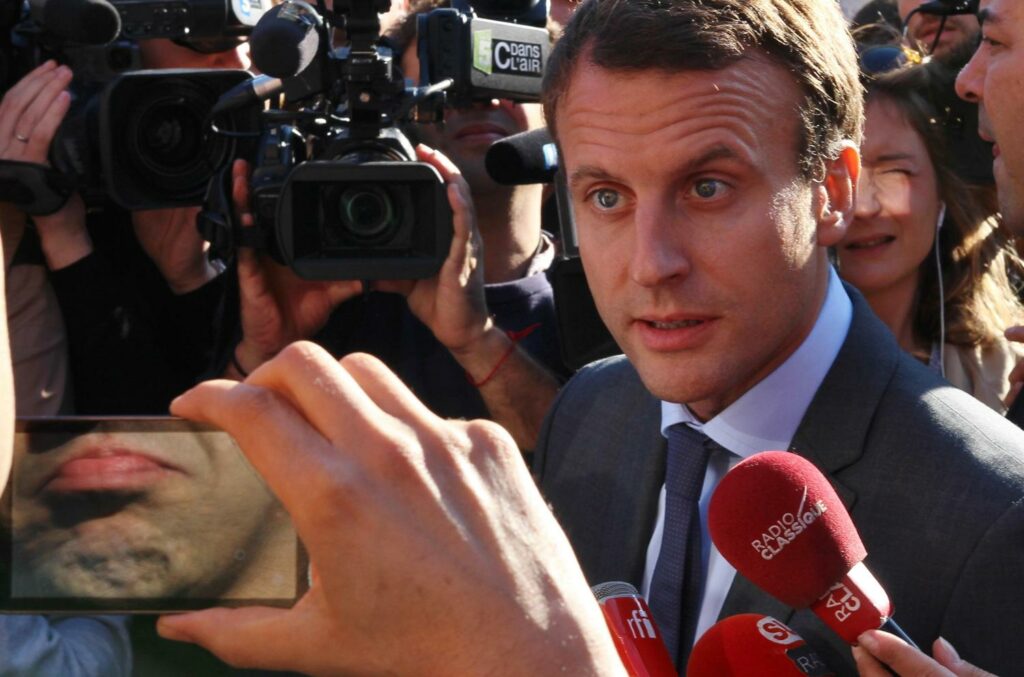 Présidentielle : la « revalorisation » des salaires des enseignants ne sera donc « conditionnée à rien », promet Macron
