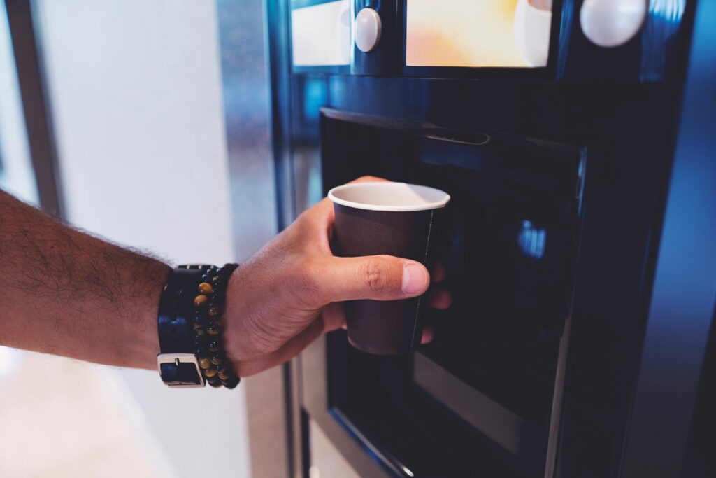 Pourquoi le prix du café augmente sur les machines des bars et des lieux de travail ?