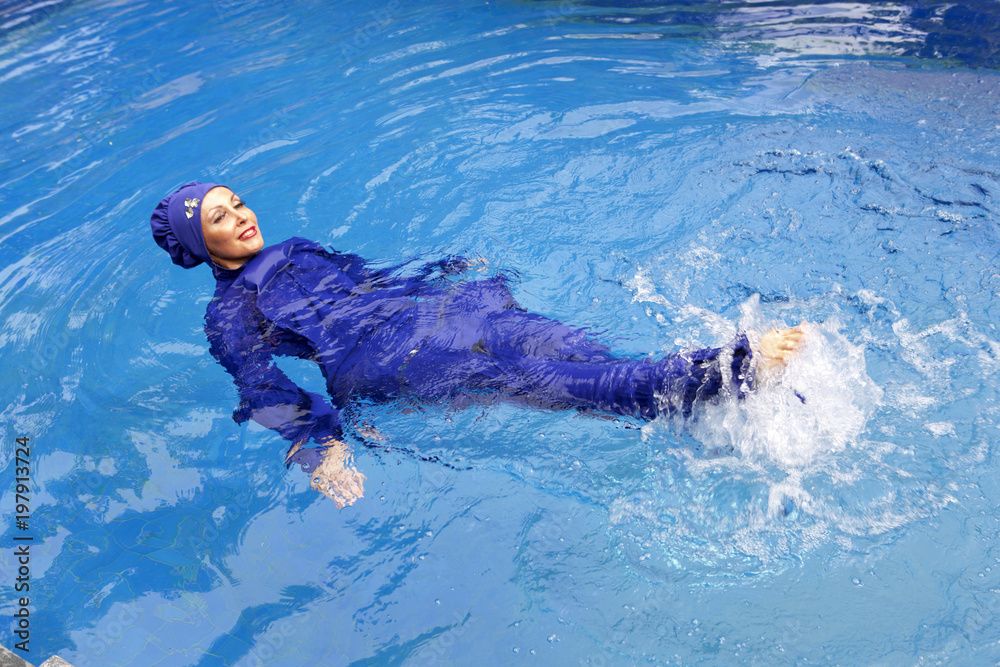 Le maire de la commune a ouvert clandestinement une piscine publique pour des femmes en burkini ©AdobeStock