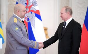 Sergueï Sourovikine et Vladimir Poutine au Kremlin