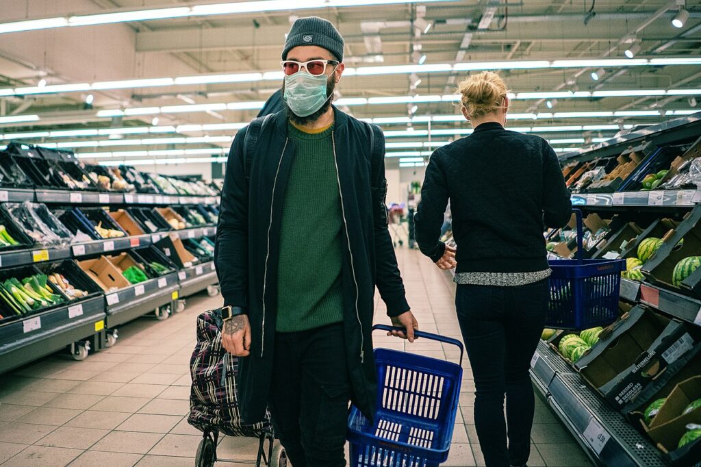 Personnes portant le masque dans un supermarché