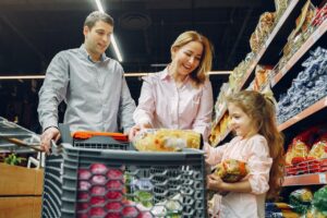 Famille faisant ses courses au supermarché
