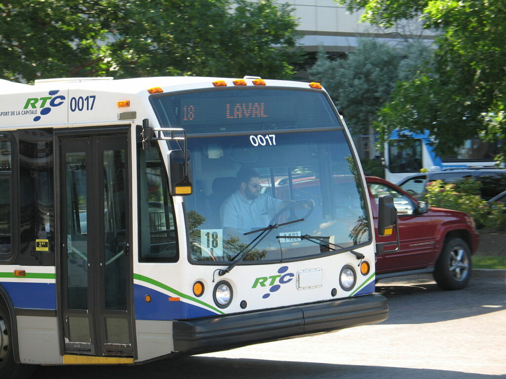 Chauffeur de bus à Laval ©Wikimedia Commons