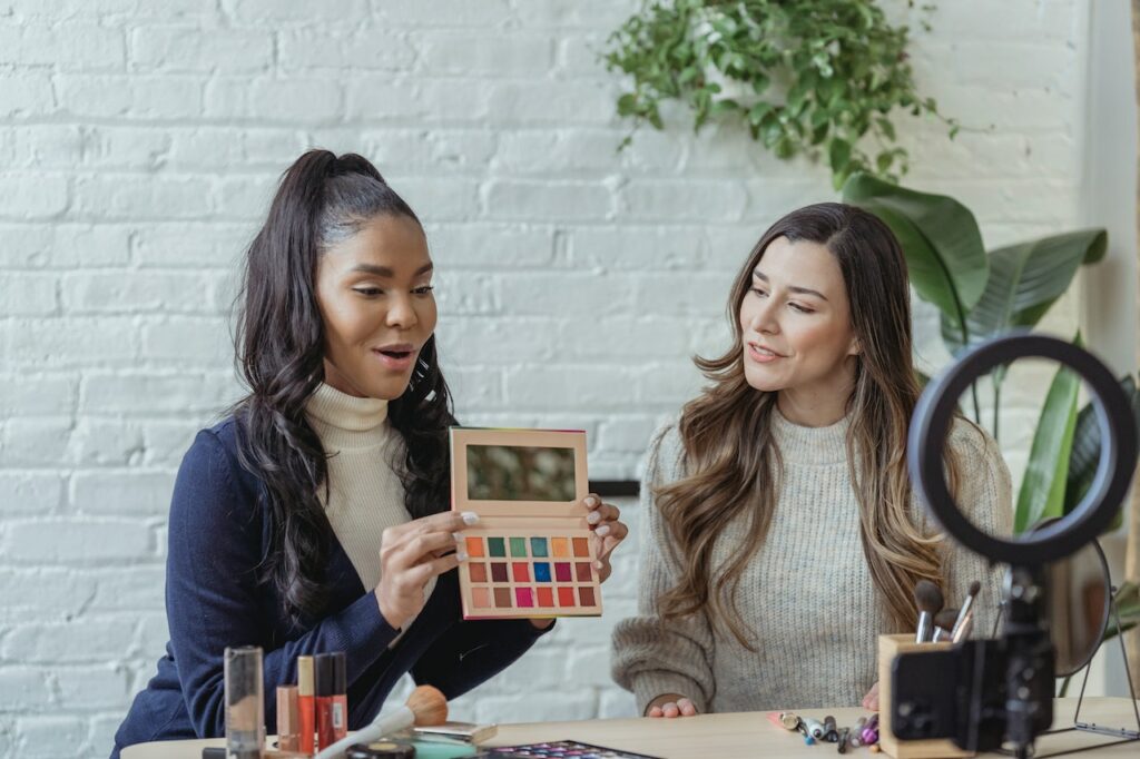 Influenceuses vendant des produits cosmétiques ©Pexels