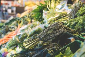 Rayon fruits et légumes d'un supermarché ©Pexels