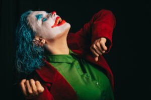 joker clown attaque enfant ciseaux