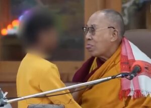 Le Dalaï-lama demande à un petit garçon de lui sucer la langue ©Capture d'écran / The Mirror