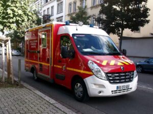 Jeune homme attaque sa famille mère frère soeur au couteau