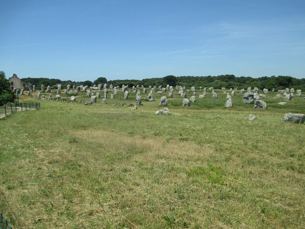 Site des menhirs de Carnac dans le Morbihan ©Wikimedia Commons