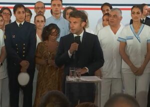 Emmanuel Macron devant le personnel hospitalier à Marseille, 27 juin 2023 ©Élysée.fr