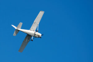 Un petit avion de tourisme pris en chasse par un Rafale ©Freepik