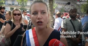 Mathilde Panot à la manifestation organisée pour Adama Traoré / Capture d'écran Huffington Post