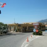 Poste de douane à Menton devant la frontière italienne ©Wikimedia commons
