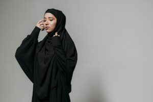 Jeune fille en abaya ©Pexels