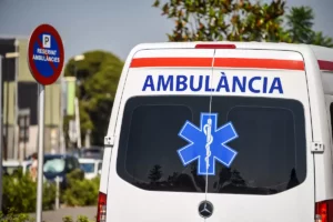 Femme arrive enchainée main cou hôpital Espagne