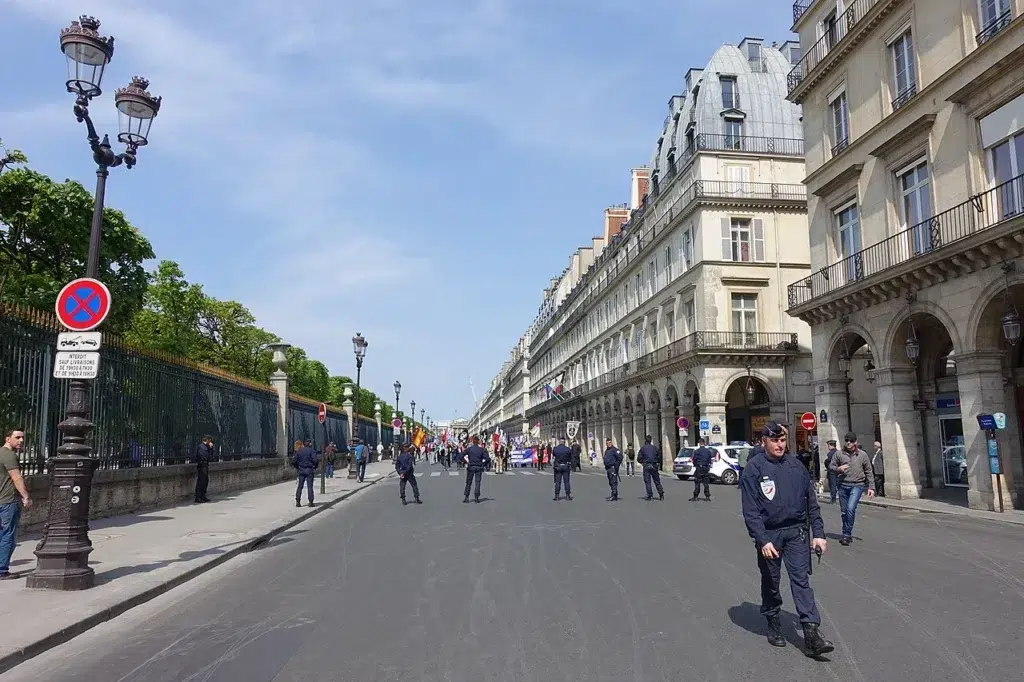 CRS à Paris ©Wikimedia Commons