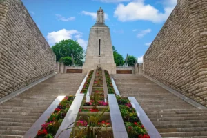 Un homme retrouvé mort au pied du monument de Verdun, son beau-fils et sa femme mis en examen