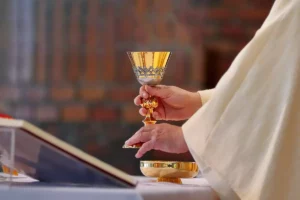 La mafia mélange de la javel au vin de messe pour intimider un prêtre