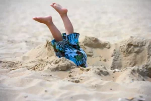 Une fillette de 5 ans morte ensevelie dans un trou de sable qu'elle avait creusé sur une plage