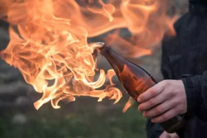 Cocktails Molotov et feux de poubelles : 200 personnes encagoulées attaquent un lycée