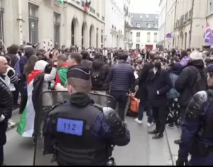 Manifestation pro-palestinienne devant la Sorbonne lundi 29 avril 2024 ©Capture d'écran France 5