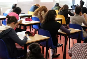 Un adolescent de 18 ans agresse sa professeure d'anglais au couteau