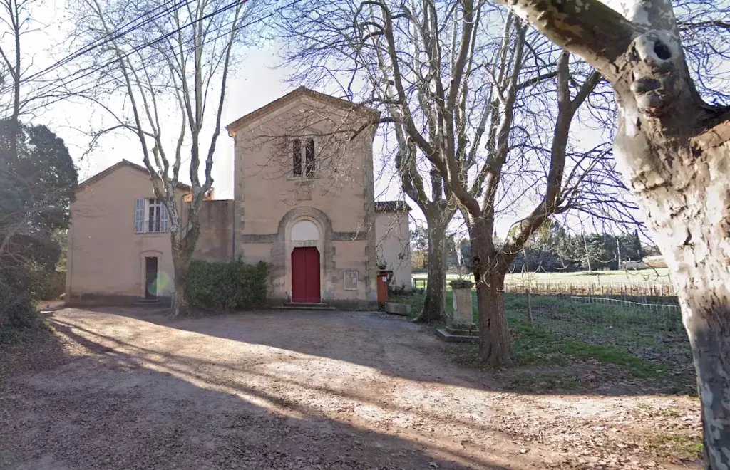 Des os et un crâne retrouvés dans un sac, devant une chapelle d'Aix-en-Provence