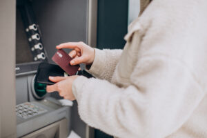 Retrait d'argent à un distributeur automatique ©Freepik
