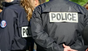 2 policiers en patrouille