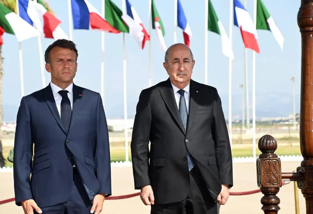 Emmanuel Macron et Abdelmadjid Tebboune, le 27 août 2022 à Alger ©Alamy