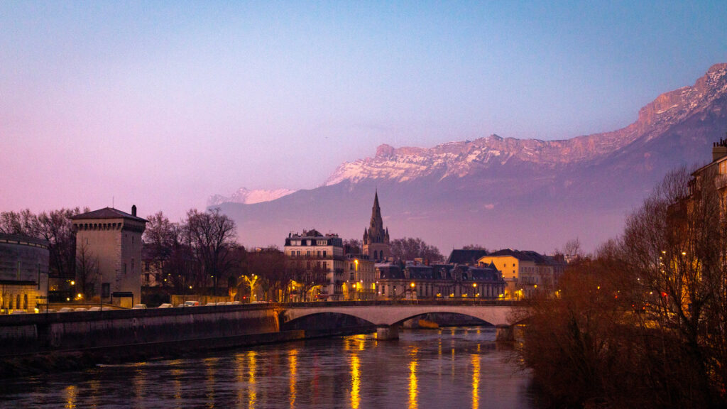 Grenoble : une jeune femme jetée d’un pont par un inconnu