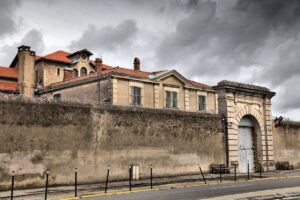 Incendie à la prison de Nanterre : deux détenus intoxiqués, enquête en cours