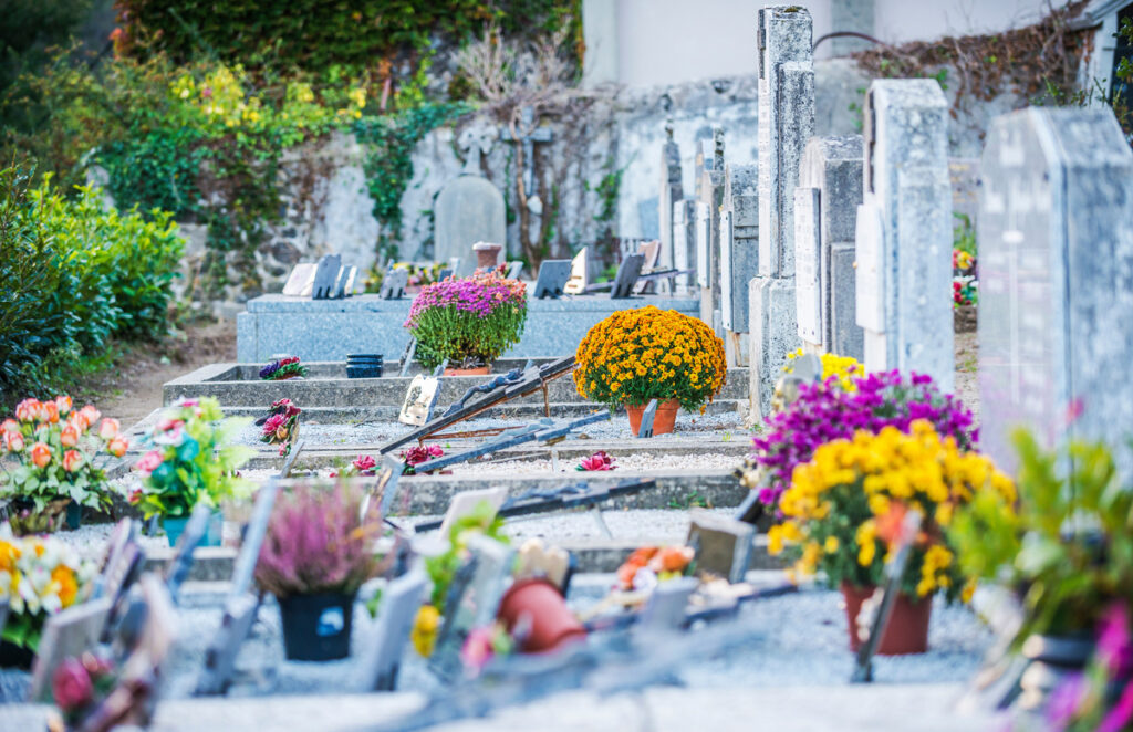 Vingt ans après avoir tué sa fille de 5 ans, un homme de 69 ans a été retrouvé mort dans son véhicule près du cimetière de Bergerac. L'enquête révèle des éléments troublants qui interrogent sur ses activités récentes.