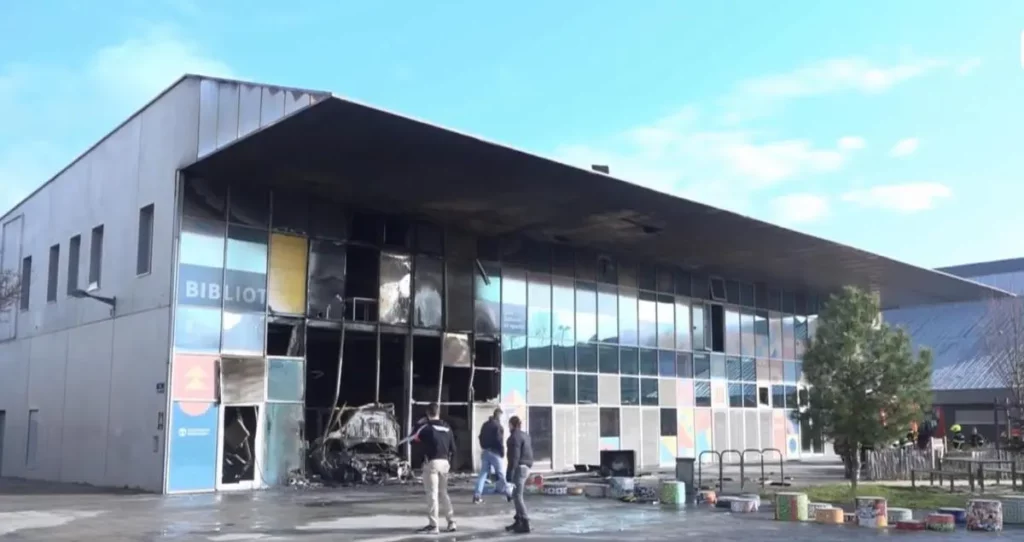 La bibliothèque Chantal Mauduit après l'incendie ©Capture d'écran TéléGrenoble