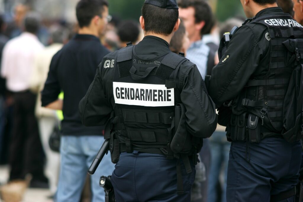 Oise : Un père menace de tuer son bébé, les gendarmes interviennent et sauvent l'enfant