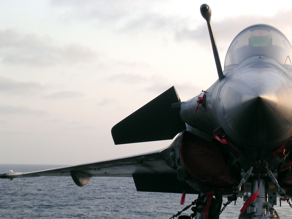 Avion de chasse Rafale sur le porte-avions Charles de Gaulle ©Wikimedia