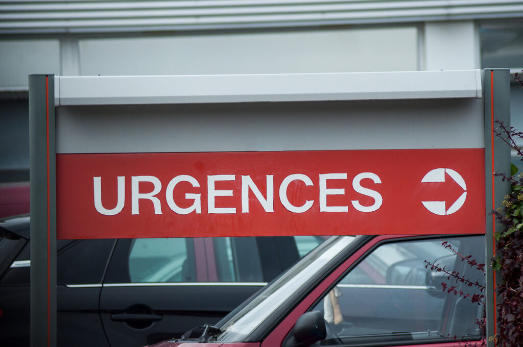 Alès : un homme armé d’une hache sème la panique aux urgences de l’hôpital