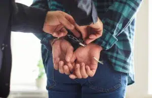 un homme avec des menottes