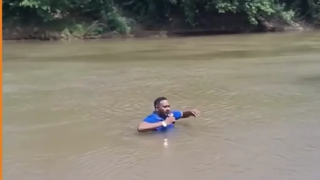 journaliste brésilien dans la rivière