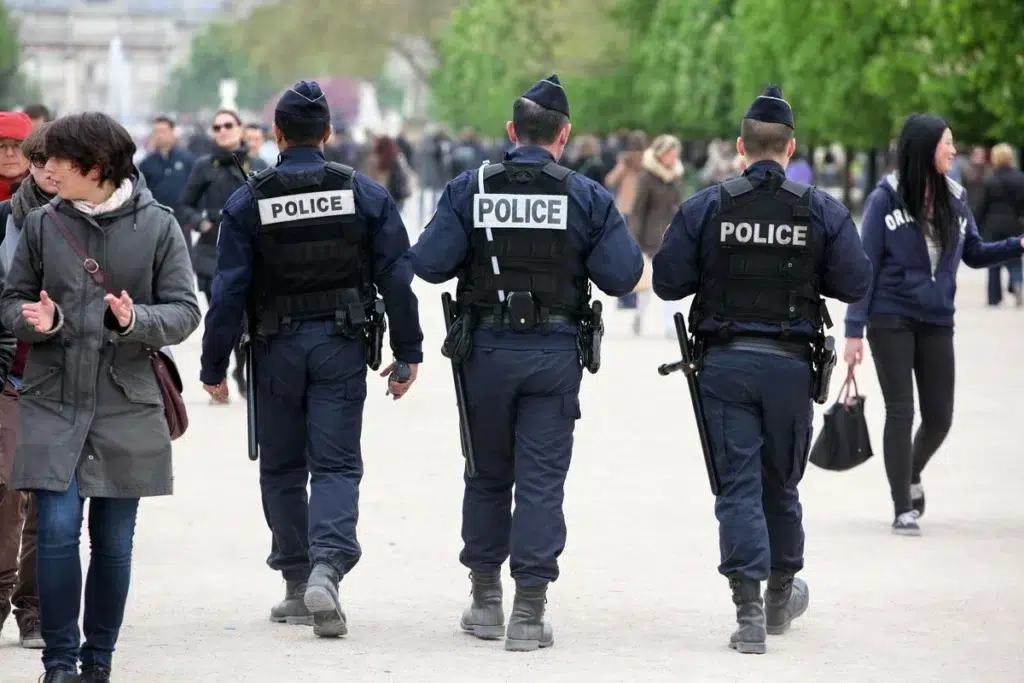 plusieurs policiers en patrouille