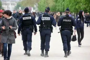 plusieurs policiers en patrouille