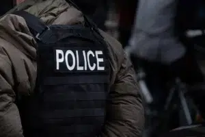 policier en patrouille