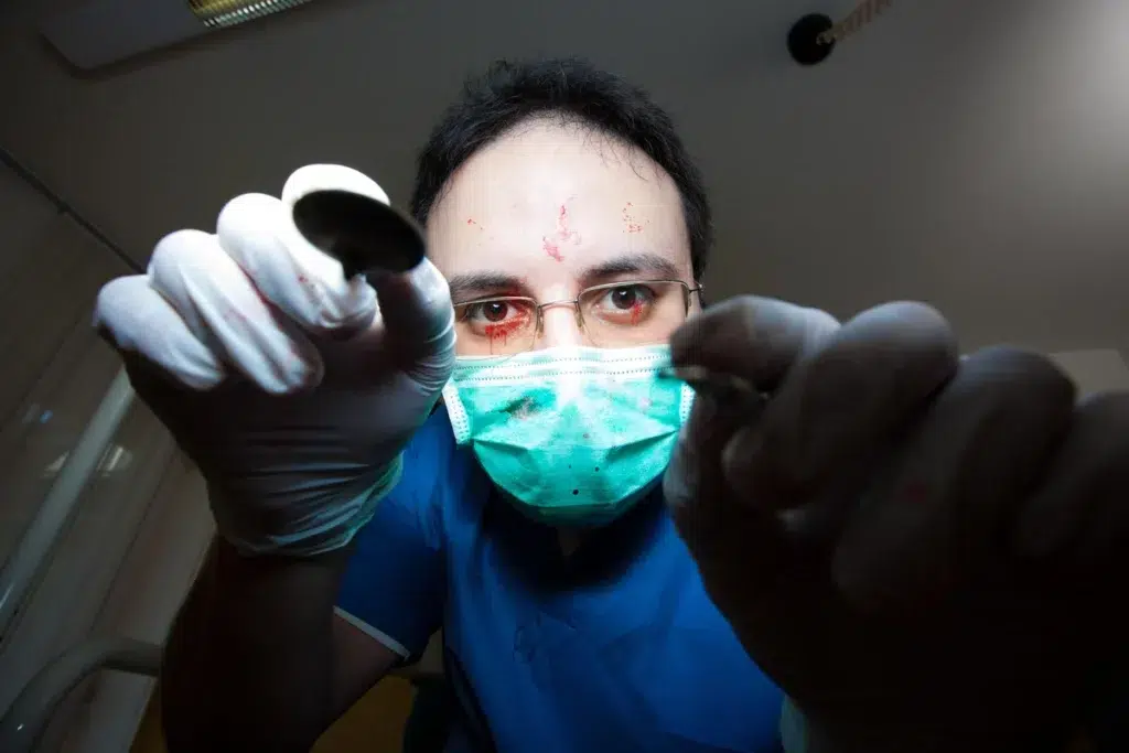 dentiste en pleine opération