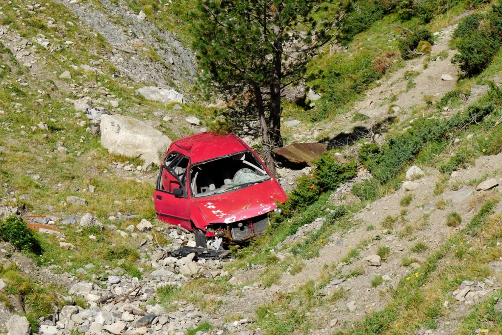 Ardèche un automobiliste retrouvé vivant après cinq jours au fond d’un ravin de 300m