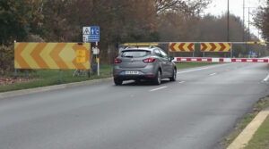 voiture_inondee_route_barricade