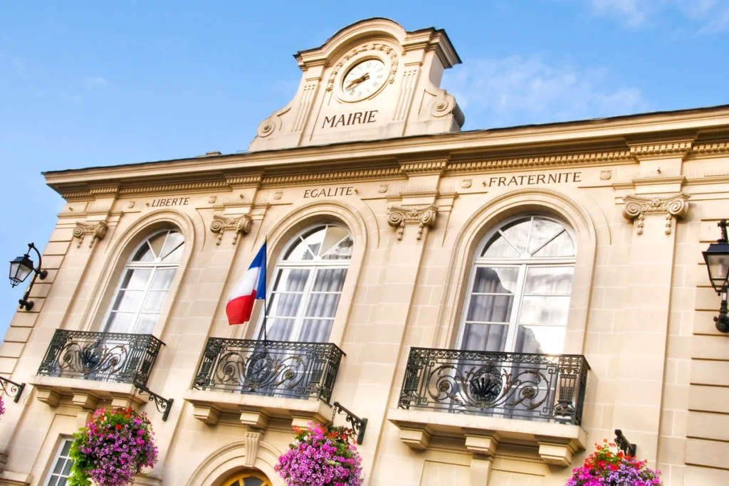 Maison taguée, voiture dégradée : un maire démissionne après 10 jours