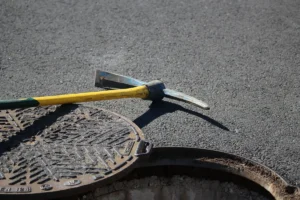 Vierzon apr&egrave;s une dispute, il jette son ex-compagne dans une bouche d'&eacute;gout ouverte