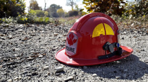 Casque de pompier devant un tribunal